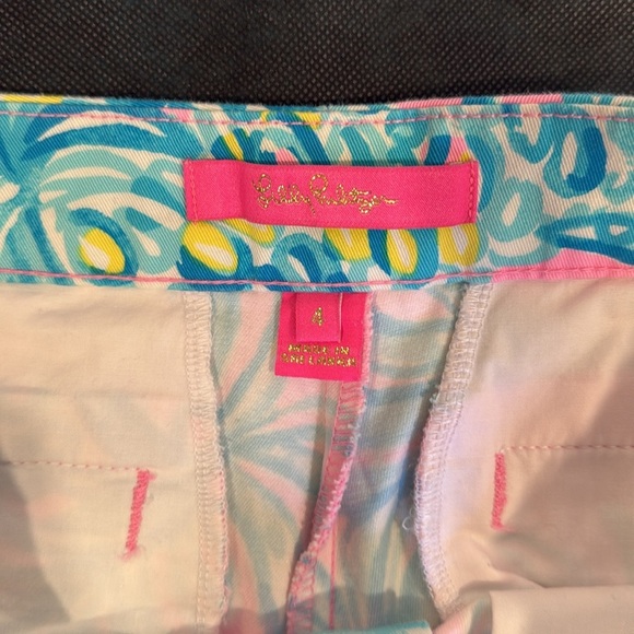 🔥NWOT Lily Pulitzer Pink Scalloped Shorts with Blue and Yellow Pineapple Print🔥 - Picture 6 of 8